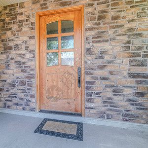 方形框架现代房子的木前门有石墙的一座现代房子的木前门图片