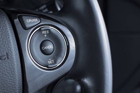 巡航控制按钮在豪华轿车汽车零件概念的图片