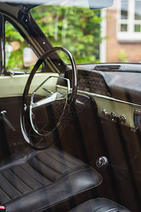 60年代老式汽车的方向盘和内饰图片
