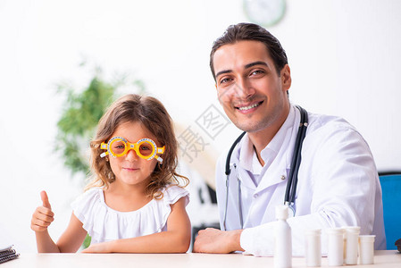 有小女孩的年轻医生儿科医生图片