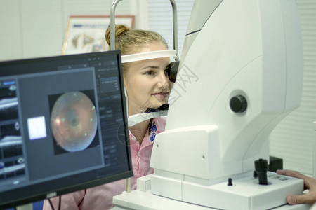年轻妇女接受眼科检查图片