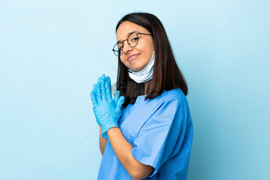 女外科医生与孤立的蓝色背景图片