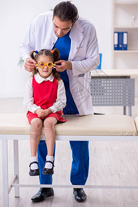 拜访年轻医生眼科医生的小女孩图片