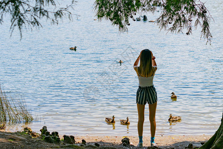 身处环影台的少女站在湖边图片