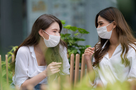 两个笑脸的快乐年轻女子图片