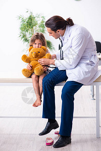 有小女孩的年轻医生儿科医生图片