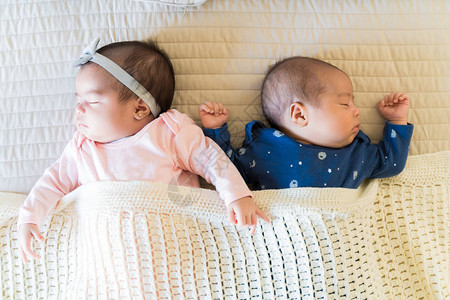 高端观赏可爱新生儿的拉丁双胞胎背景图片