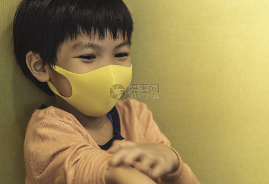 小男孩戴着防流感的防图片