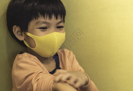 小男孩戴着防流感的防背景图片
