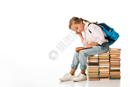 可爱的小学生坐在书本上用白色阅读图片