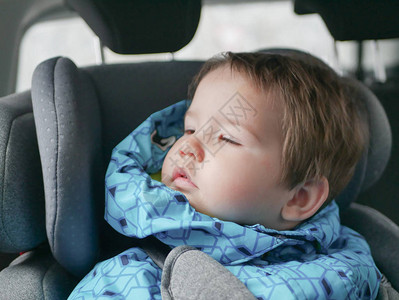 睡在汽车座椅上的婴儿睡眠期间儿童汽车座椅图片