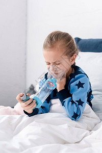 闭着眼睛的哮喘儿童使图片