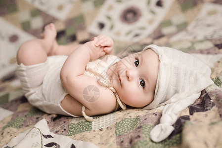 穿着奶油睡衣的可爱女婴3个月大了穿一图片