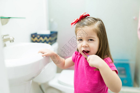 可爱的小女孩在家浴室洗手图片