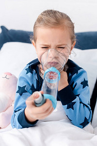 使用带有空间器的吸入器对哮喘儿童进图片