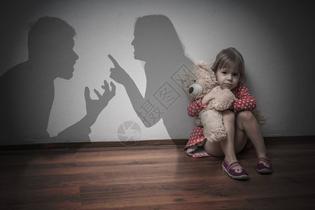 离婚的概念悲伤的孩子坐在地板上当父图片