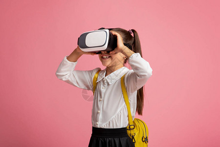 小女学生拥有虚拟现实眼镜图片