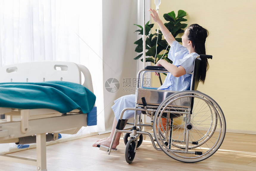 在医院的房间里坐着轮椅的女图片
