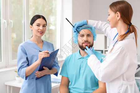 整形外科医生在诊所对病人的图片