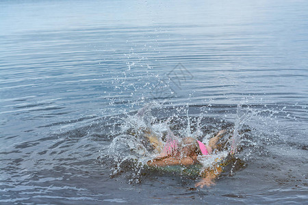 女孩很享受夏天在湖边游泳她很喜欢水里喷图片