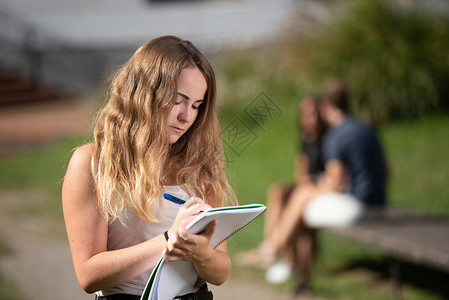 一个金发女大学生的肖像图片