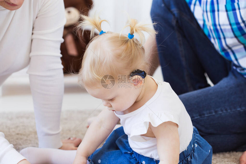 身着助听器的女婴残疾儿童残图片