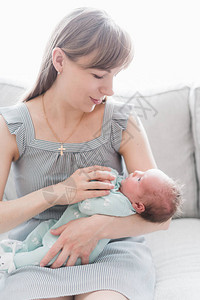 年轻母亲和新生儿的生活方式肖像图片