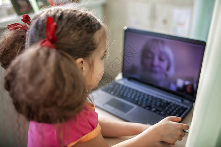 可爱女孩在笔记本电脑视频聊天数字对话隔离期生活自我孤立中与外婆交图片
