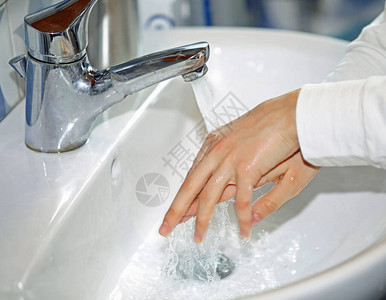 用水在槽里洗女孩的手图片