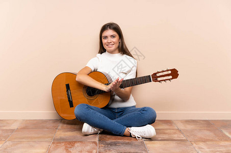 坐在地上坐着吉他的女图片