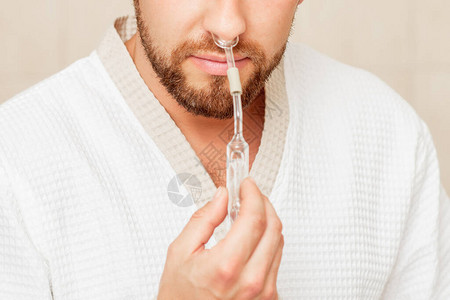 男人在温泉里鼻子中吸食基本油吸入鼻图片