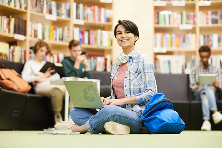 有自信的漂亮女学生图片