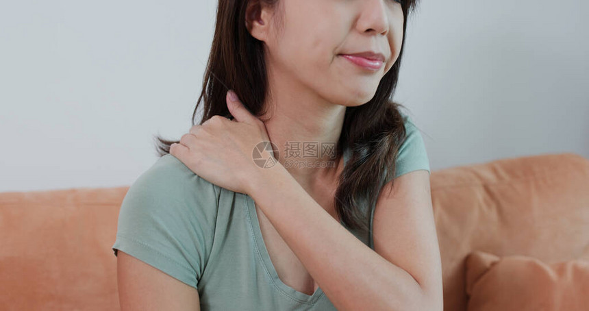 肩痛累的女人图片