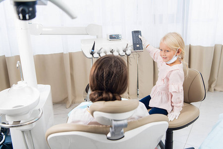 可爱的小女孩对她的医生进行牙科检查孩子们图片