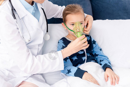 医生对哮喘病儿童使图片
