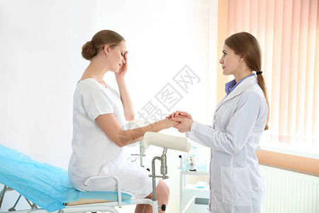 生病的女人在诊所看她的妇科医生图片