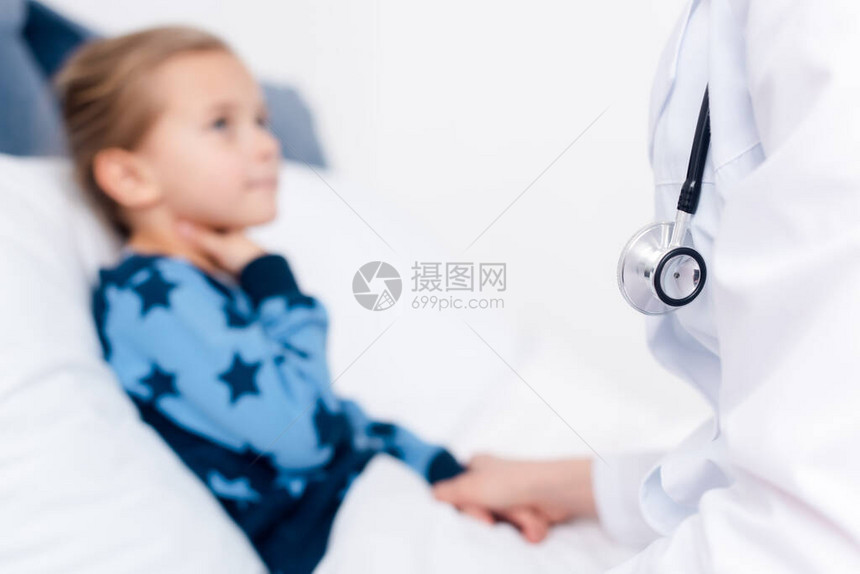 白大衣医生在患病儿童附图片