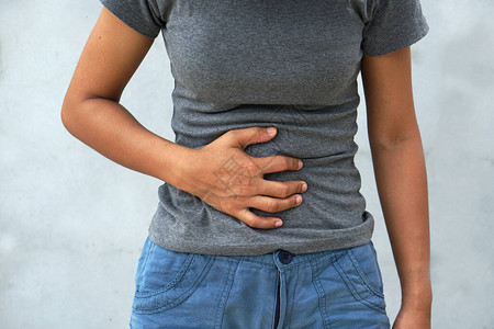妇女胃痛月经期抽筋腹部疼图片