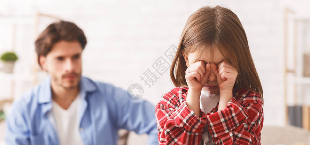 和爸争吵后哭得心烦的小女孩行为不善图片
