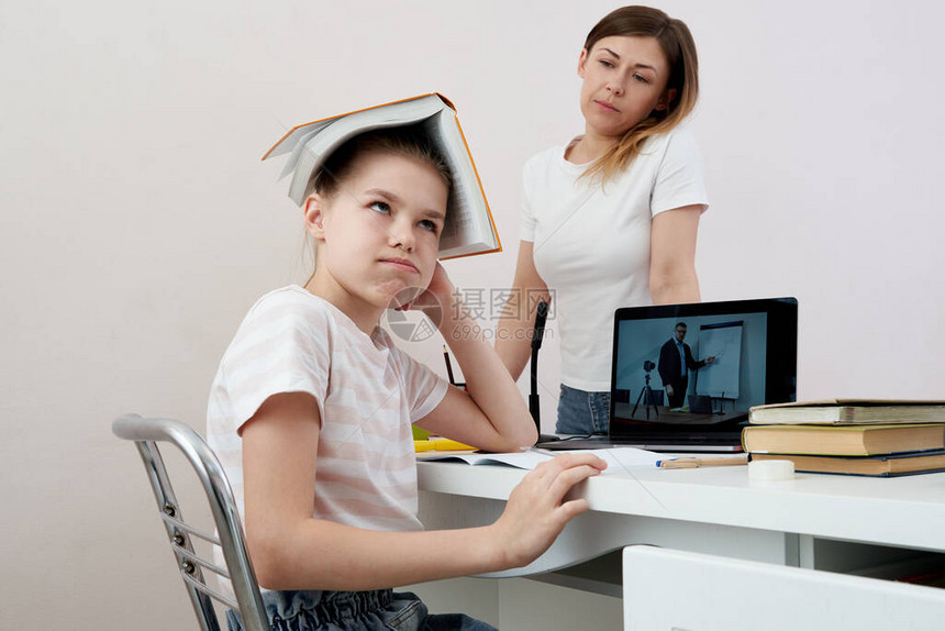 烦恼的母亲对无聊的小女儿很生气在家上学误会图片
