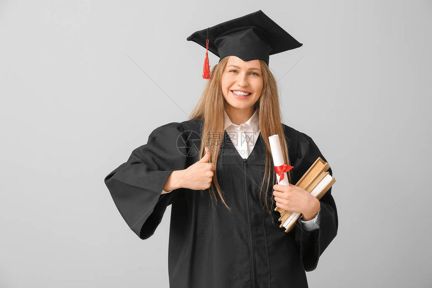 毕业女学生毕业文凭显示轻背景的缩略图片