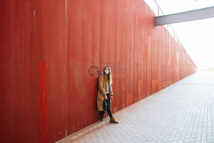 一名年轻女孩身着棕色大衣图片