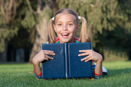 阅读的好地方快乐的小孩在户外阅读图书馆可爱的小女孩在小阅读我会在图片