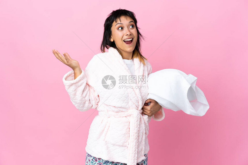 穿着睡衣的乌拉圭年轻女子身穿睡衣与世隔绝的粉红背景面部图片