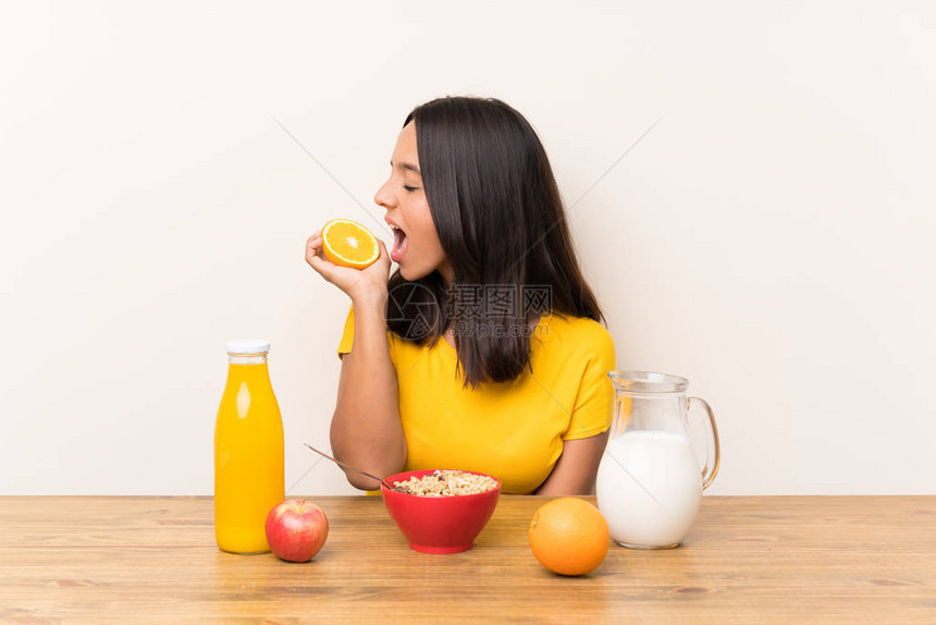 年轻的黑发女孩吃早餐图片