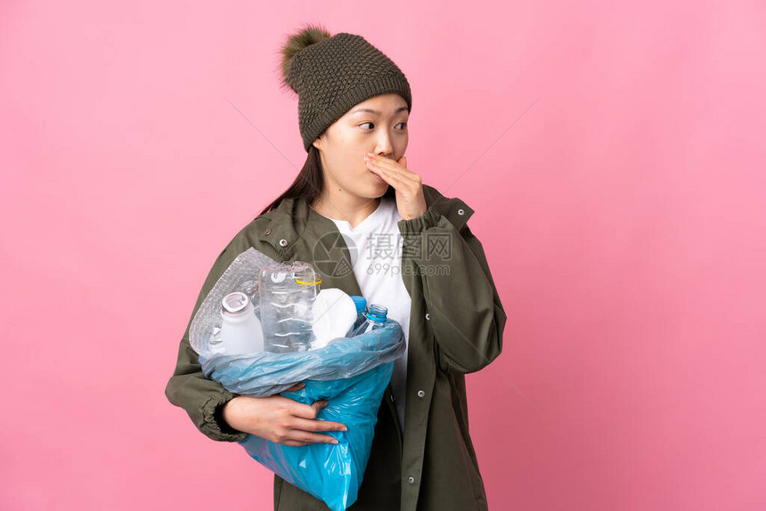 女孩拿着一个装满塑料瓶的袋子图片