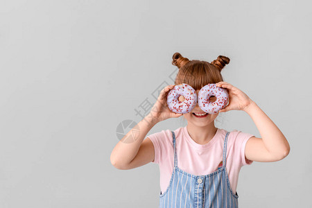 可爱的小女孩有甜圈背景图片