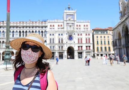 在意大利北部威尼斯的圣马克广场戴外科面图片