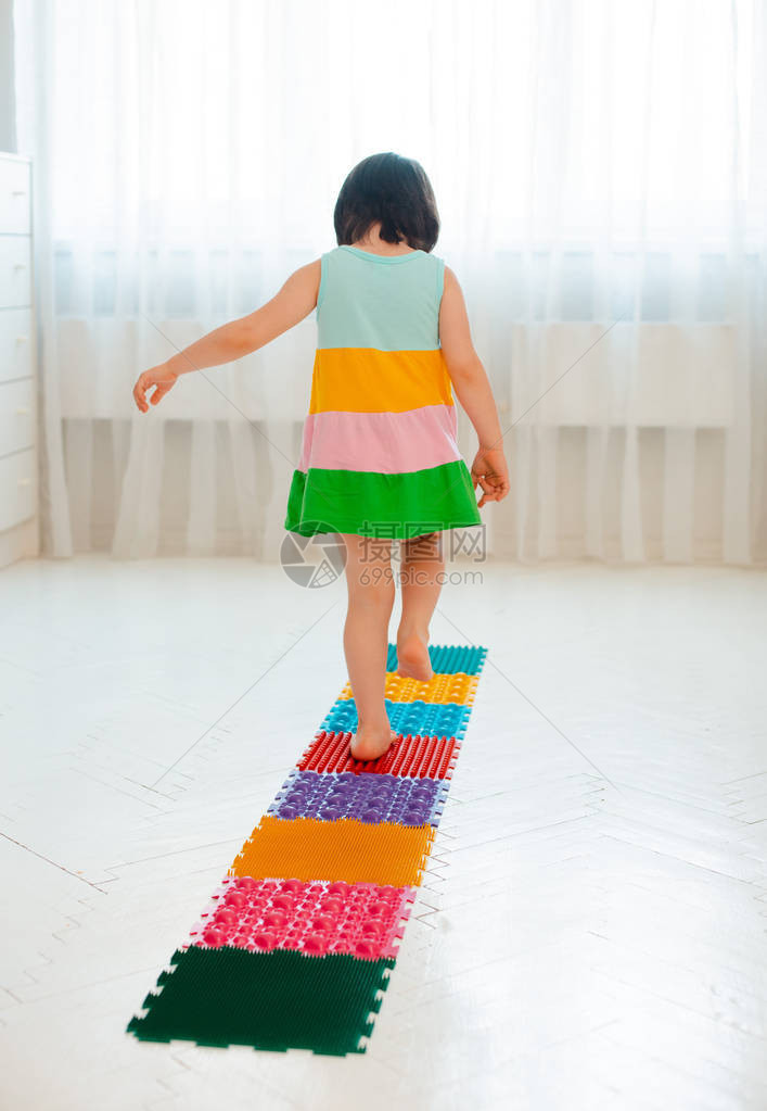 蹒跚学步的婴儿足部按摩垫腿部矫形按摩地毯的练习预防扁平足和拇外翻矫形按摩拼图地板垫图片