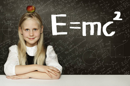 具有苹果和科学背景的学生小女孩图片